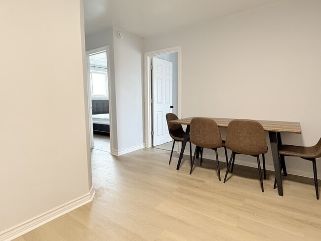 Building Photo - 1989 Wyandotte St W