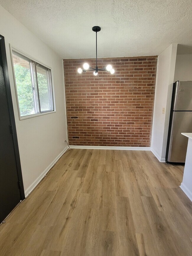 Foto del edificio - 2402 Algonquin Rd