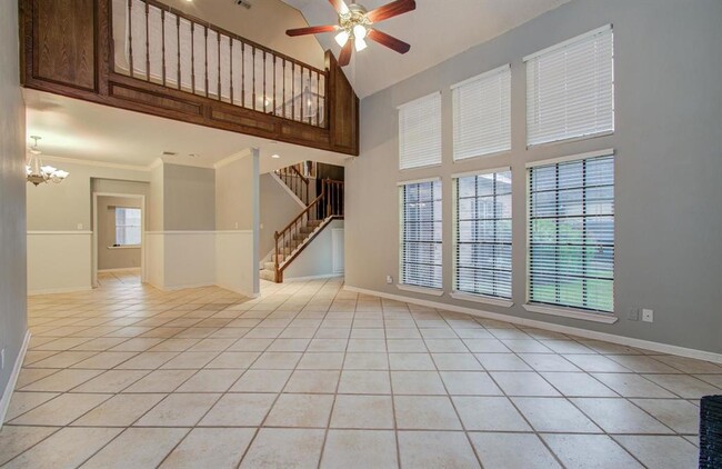 Building Photo - 5339 Holly View Dr