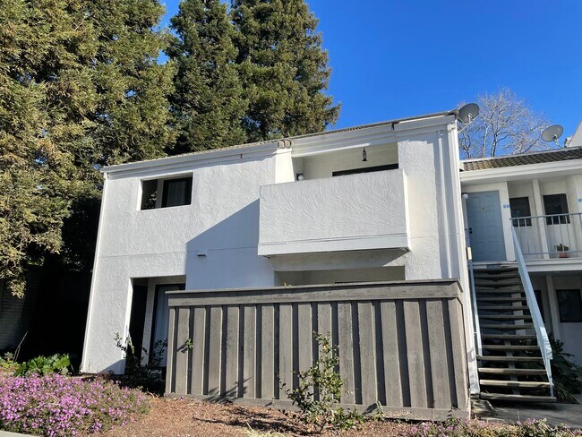 Foto del edificio - 1055 N Capitol Ave