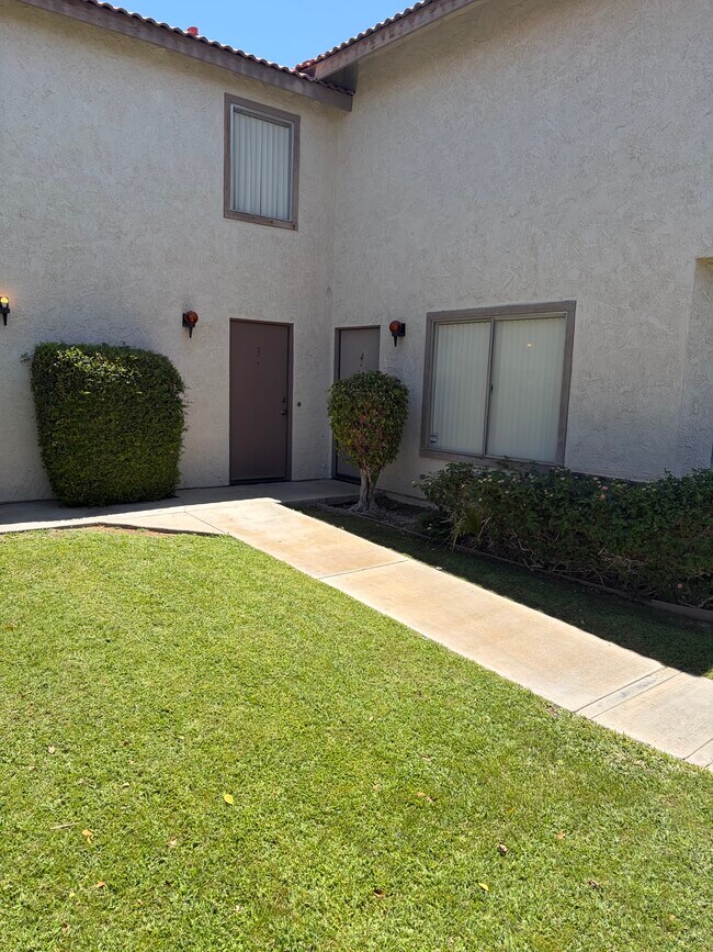 Zona verde frente a su unidad - 74549 Sagebrush Dr