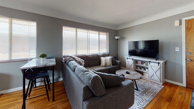 Imagine su sala de estar usando los muebles de este inquilino anterior (antes de las últimas actualizaciones) - Downtown Royal Oak-Free Month's Rent