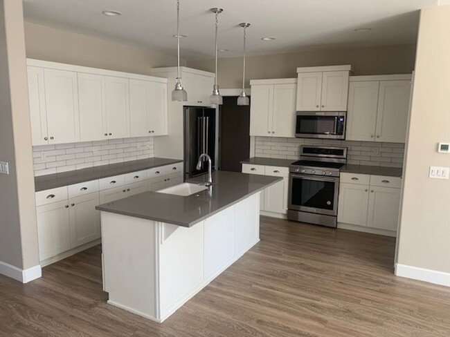 Building Photo - Adorable 4 Bed/2.5 Bath Single Family Home...