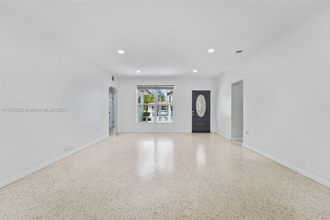 Building Photo - 8927 Carlyle Ave