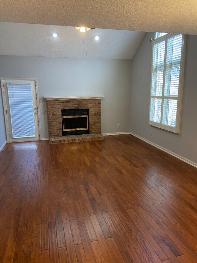 Sala de estar con puerta trasera - 10401 Ravenbrook Ln