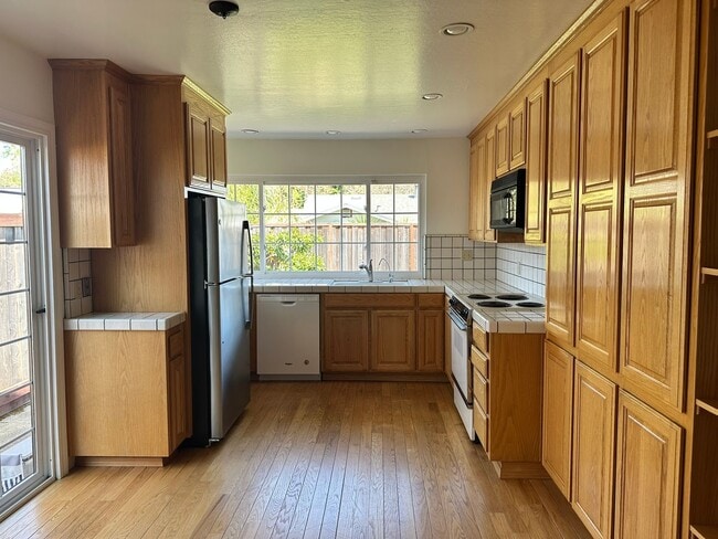 Foto del edificio - 3 Bedroom - North Napa (cross street Salva...