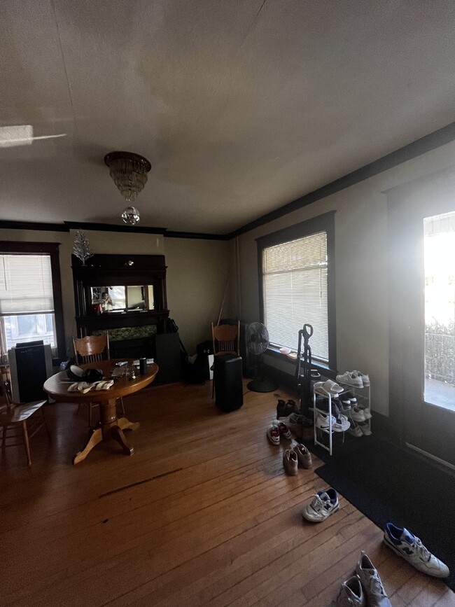 Building Photo - Cozy 4 Bed 1 Bath near UWEC!