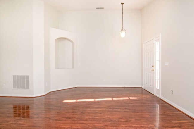 Building Photo - Beautiful MOVE-IN READY 4bed/2bath Home lo...