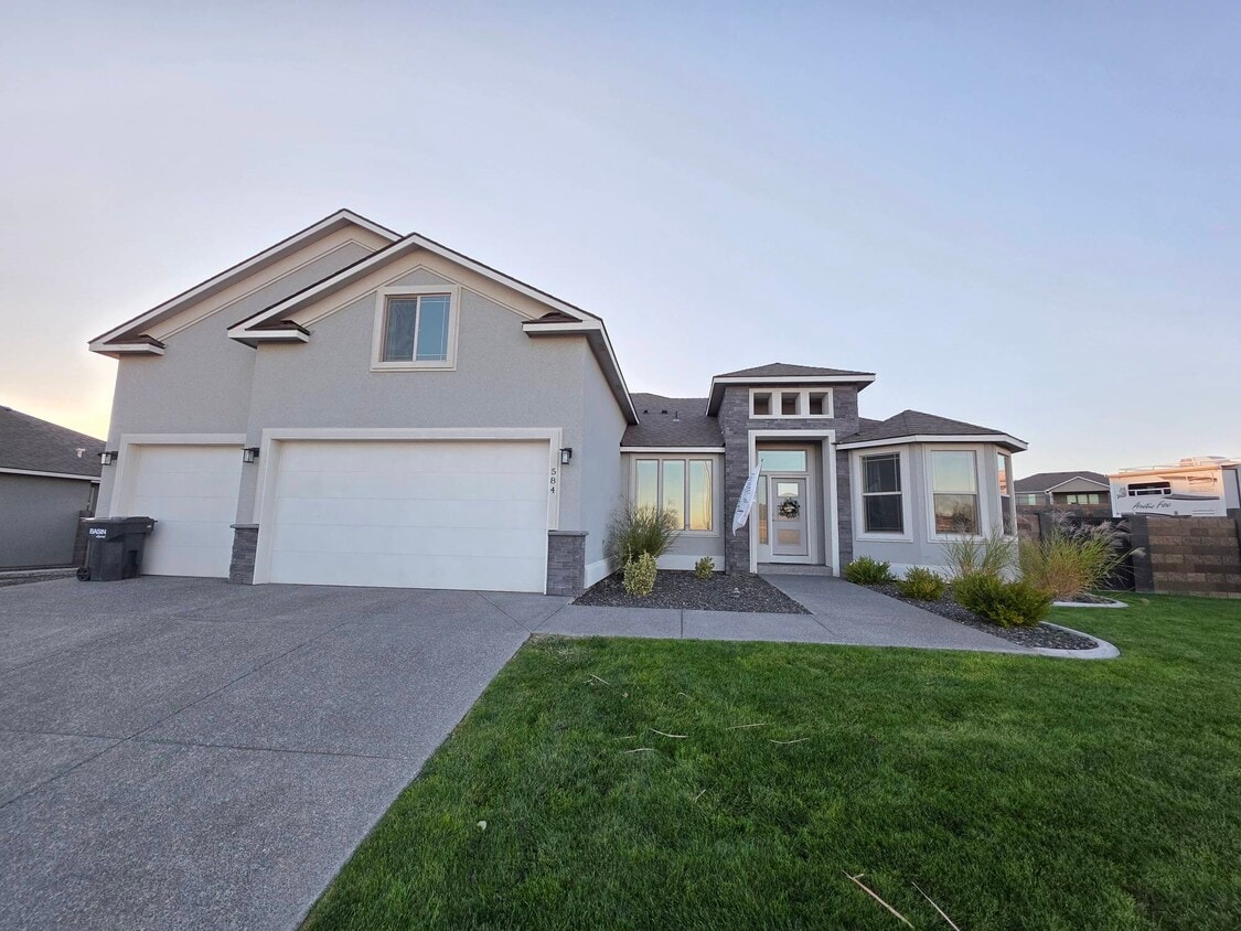 Foto principal - 584 Thebes St
