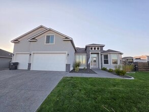 Building Photo - 584 Thebes St