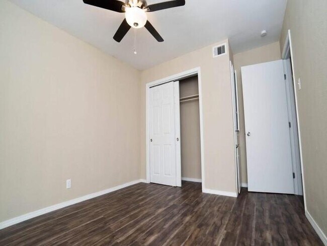 Building Photo - 7135 Oaklawn Dr