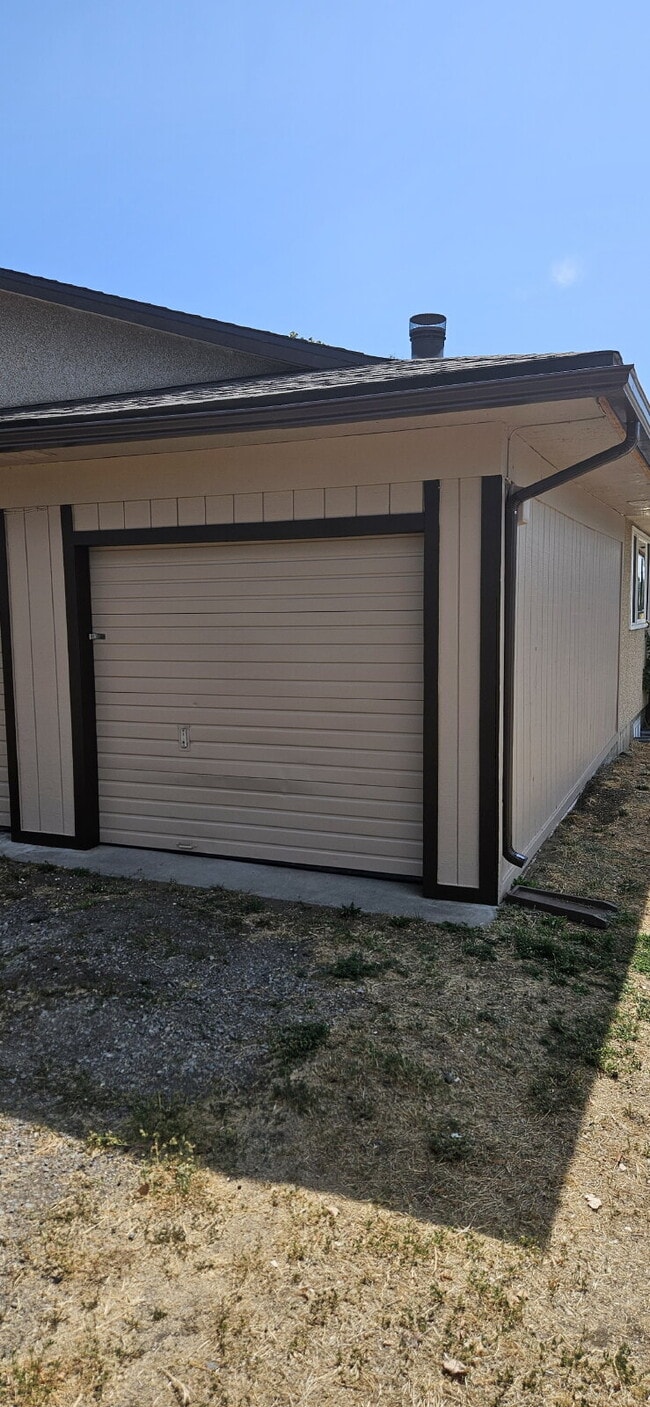 Building Photo - "Charming 3-Bed Duplex with Cozy Fireplace...