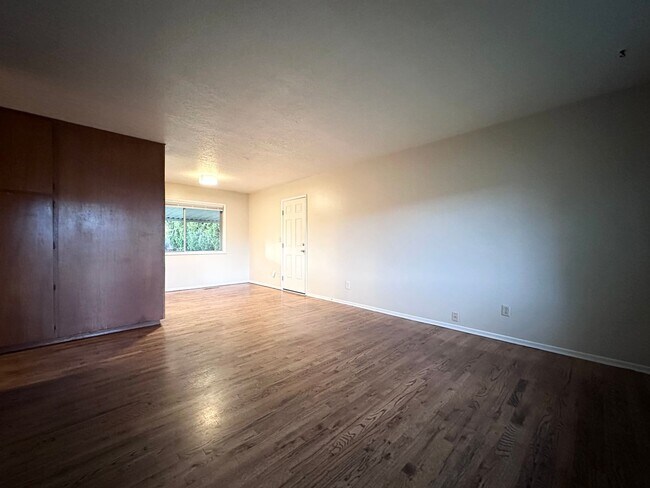 Foto del edificio - 3 BEDROOM WITH A/C AND EXTRA LARGE FENCED ...