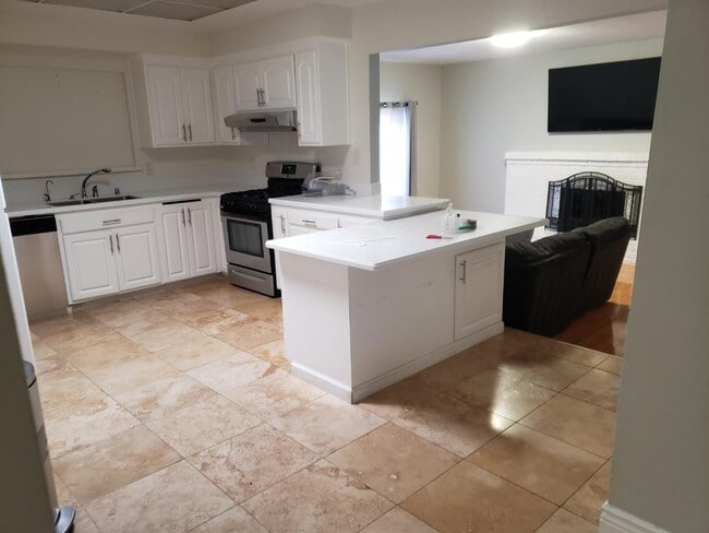 Building Photo - 5985 Santa Teresa Blvd