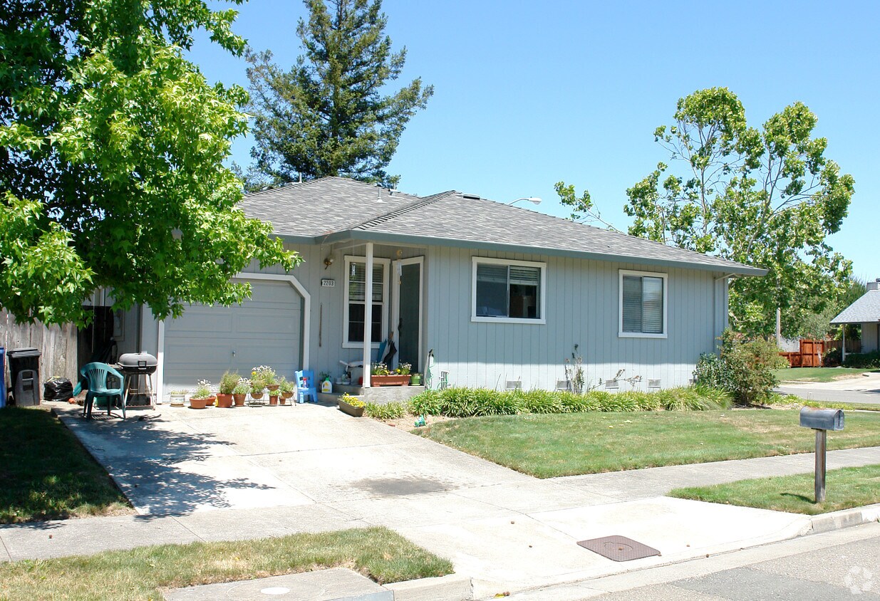 Foto del edificio - 2135 Peterson Ln
