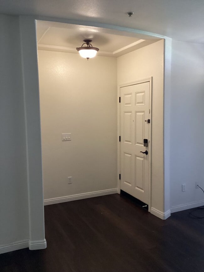 Building Photo - Updated Centrally Located Oak Creek Villas...