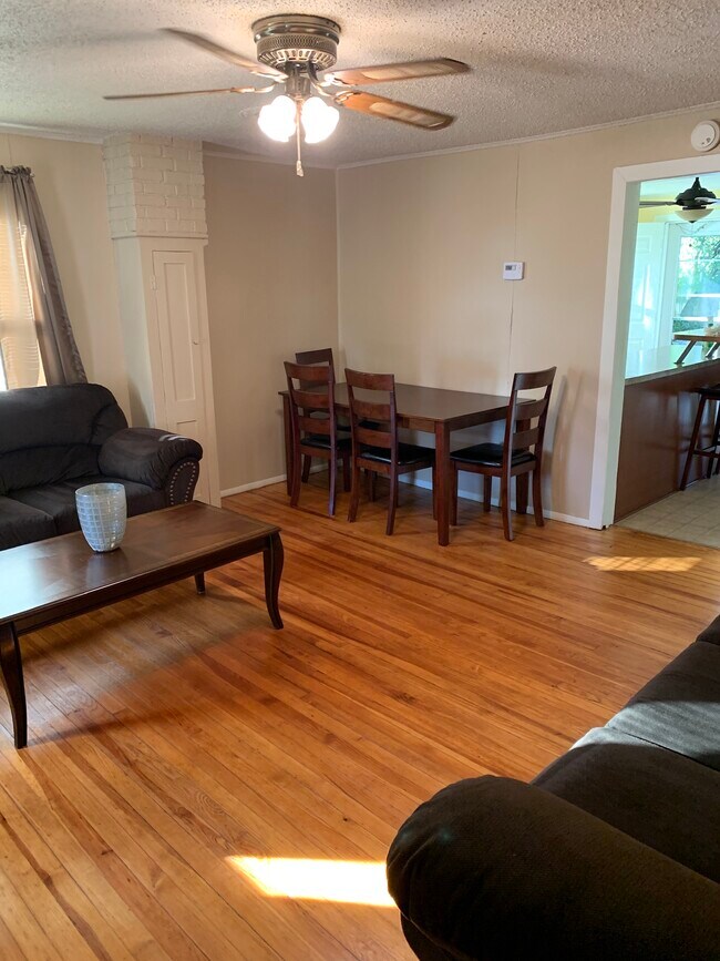 Sala de estar - 934 Vine St