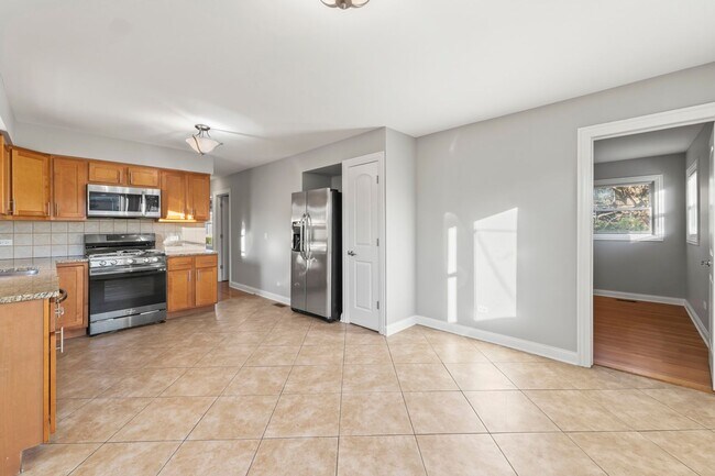 Building Photo - New in Norridge!