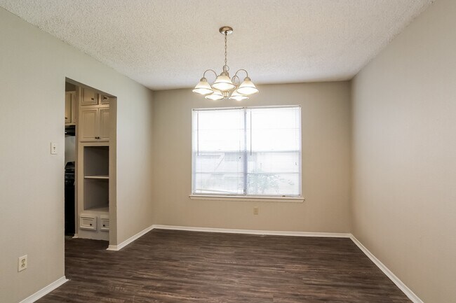 Building Photo - 16411 N Cross Dr