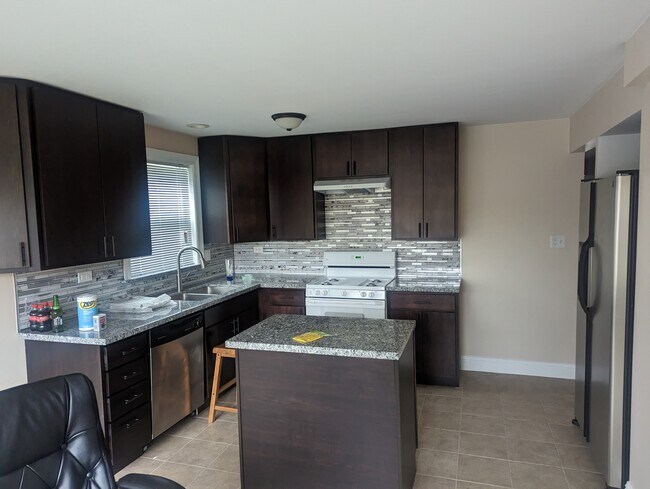 Building Photo - 7459 S 86th Ave