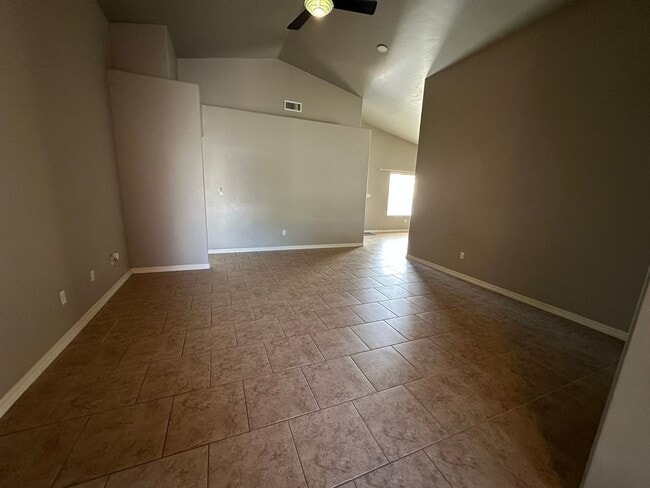 Building Photo - 3 Bed 2 Bath Home