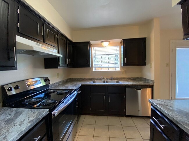 Building Photo - College Station -2 bedroom/ 2.5 bath - 2 story condo with washer/dryer!!