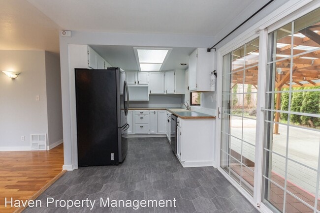 Building Photo - 3 br, 1 bath House - 2217 S 248th St