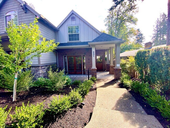Building Photo - *$500 off first full month!* Fabulous Brig...
