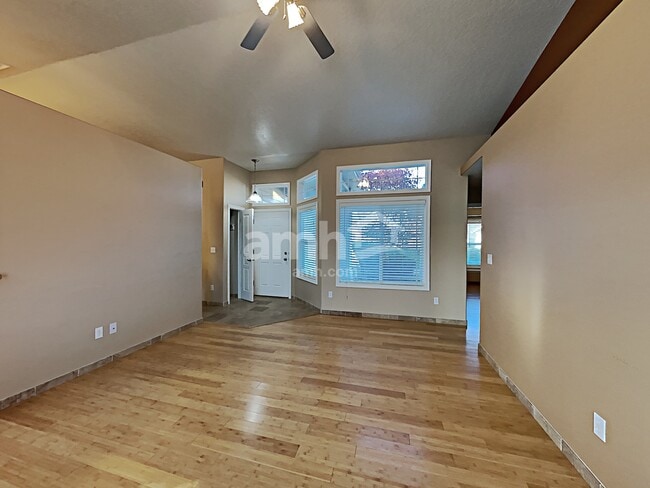 Foto del edificio - 11115 W Rose Lake St