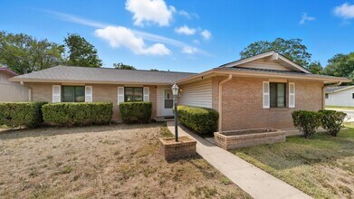 Building Photo - 140 Cloverleaf Dr