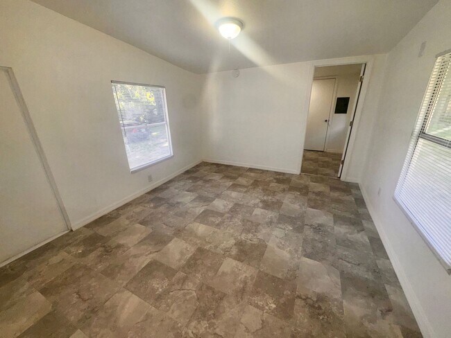 Foto del edificio - 1157 S Christiana Ave