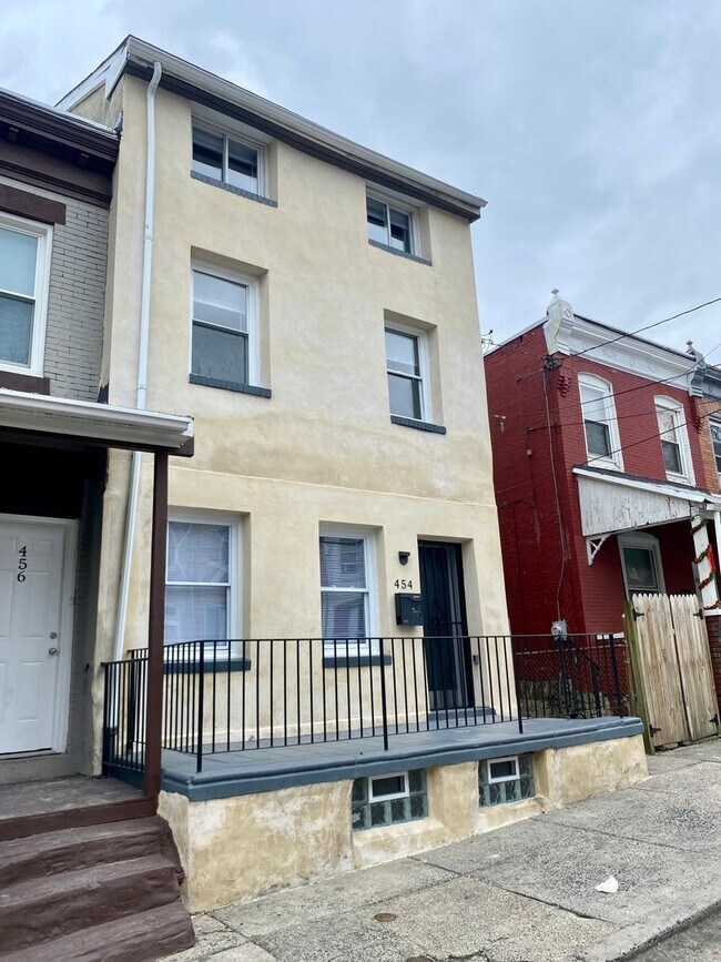 Building Photo - Fully Renovated 4-Bedroom Townhome in East...