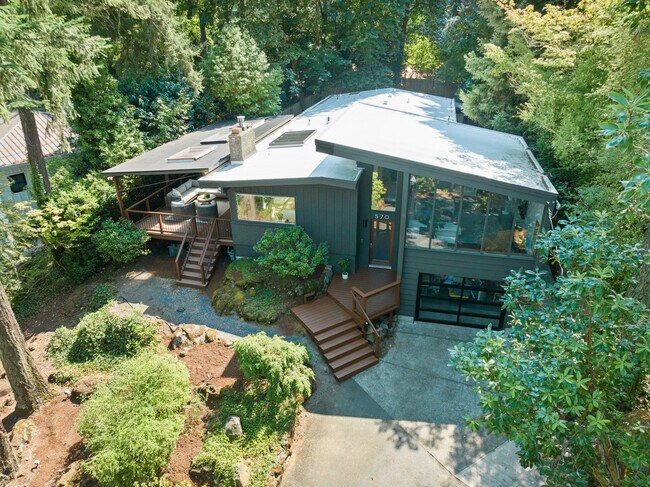 Foto del edificio - 570 Middlecrest Rd