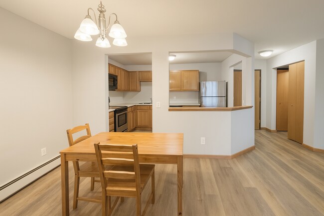 Foto del edificio - Quaint, Updated 1 Plus Den Condo in Bloomi...