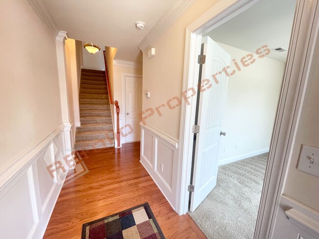 Building Photo - Charming 3 Story 3 Bedroom 3.5 Bath 1 Car-...