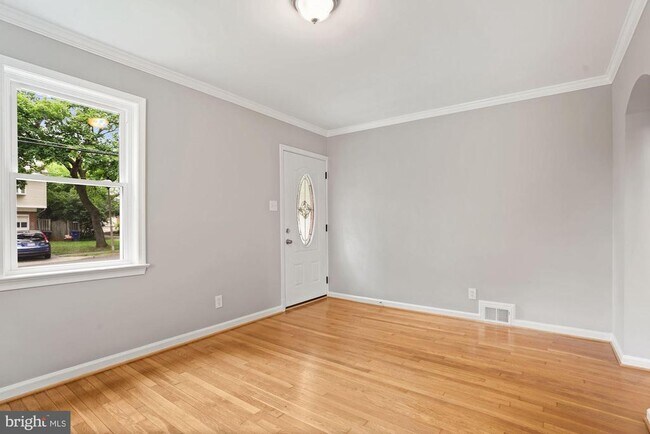 Building Photo - 875 N Greenbrier St