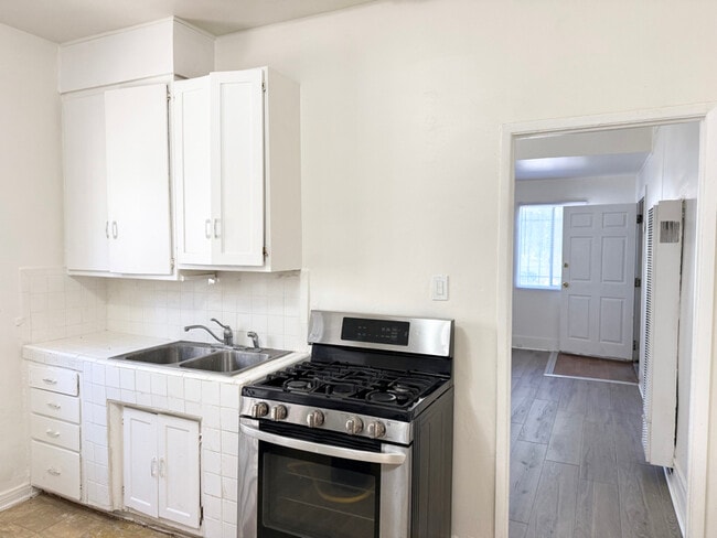 Building Photo - 1016 1/2 W 108th St