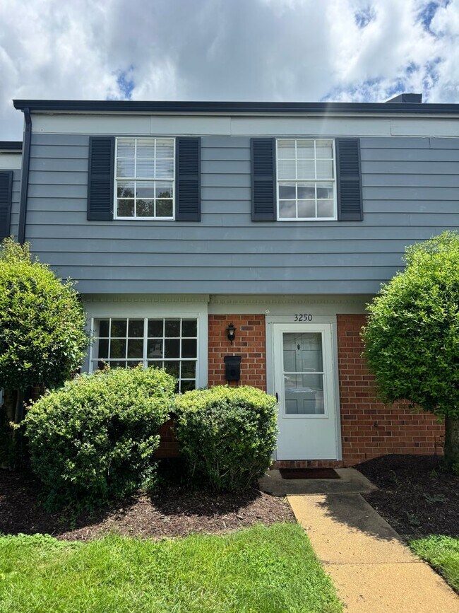 Foto del edificio - Updated townhouse convenient to Laburnum/Mechanicsville Tnpk