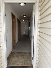 Building Photo - 557 W Shore Dr