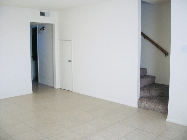 Building Photo - 3904 Englewood Cir