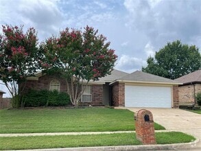 Building Photo - 817 Parkhill Dr