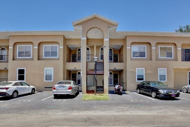 Spacious 3/2 Condo with a Cover Patio Area... - Spacious 3/2 Condo with a Cover Patio Area...