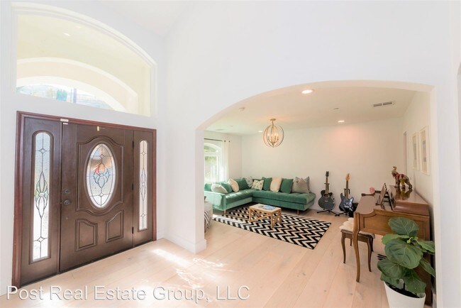 Building Photo - 28303 Laura La Plante Dr