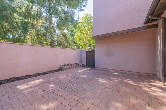 Foto del edificio - 3BD/2.5BA/2Garage Two Story upgraded End Unit Condo Woodbury Irvine $4800