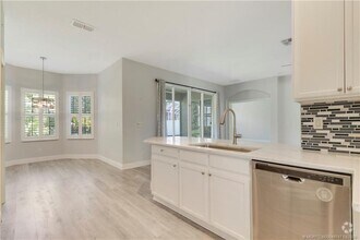 Building Photo - 465 NW Sunflower Pl