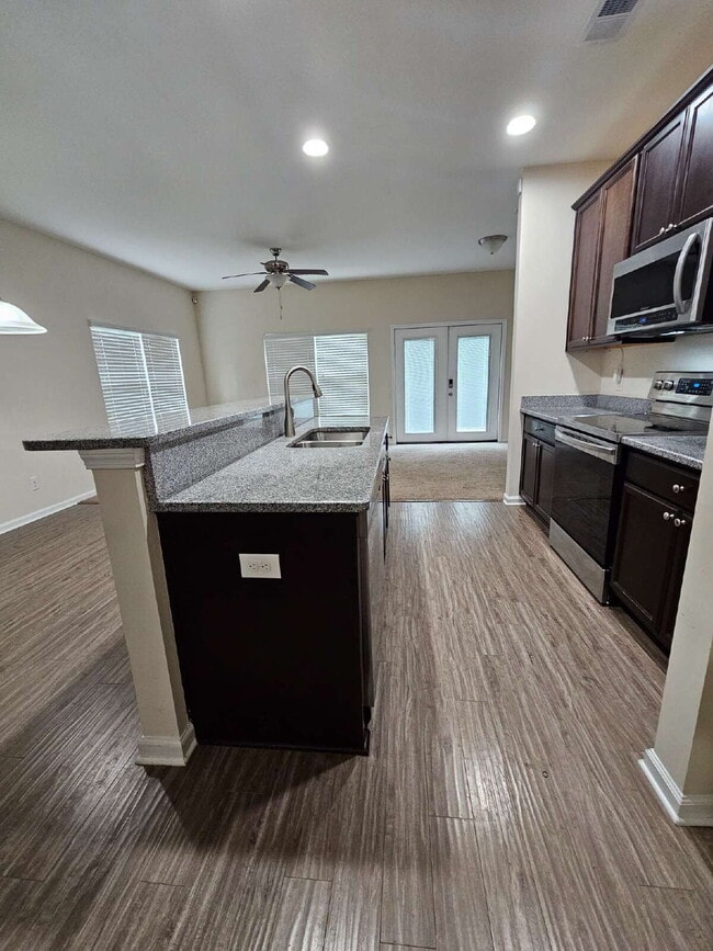 Building Photo - Luxury Townhouse in Richmond Hill.  Get Bu...