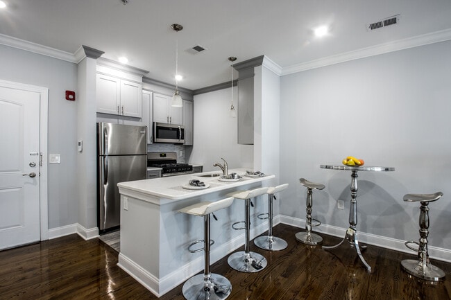 Granite Island/breakfast bar - 14 N Clinton St