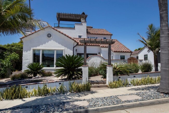 Building Photo - Prestigious Ocean View Retreat – Fully Rem...