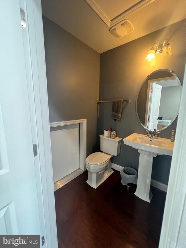 Building Photo - 71 Linden Pl