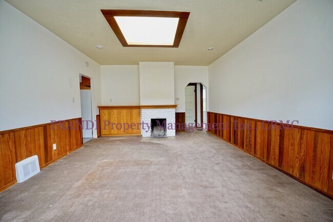Building Photo - Sycamore Park Duplex with Small Yard in Gr...